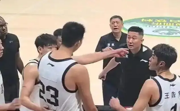 开云体育官网-离开杜锋1年，徐昕斩获5项荣誉、3数据联盟前2！球迷：陈家政快走